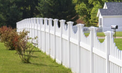 белый деревянный забор